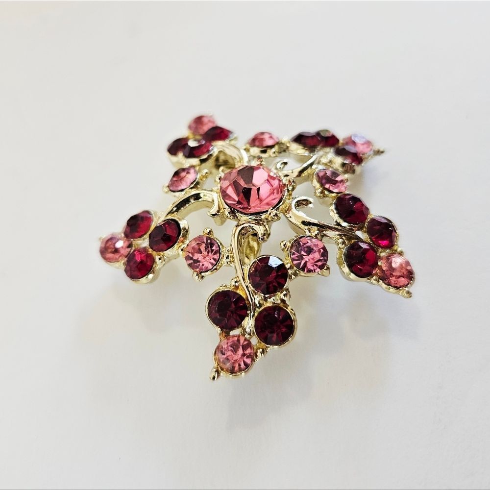 Vintage Gold Tone Pink Red Glass Rhinestone Star Snowflake Openwork Brooch Pin - Picture 3 of 7